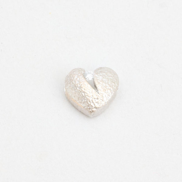 Matteret hjerte vedhæng i 14K hvidguld med en diamant (0,03 ct), 0,8 cm