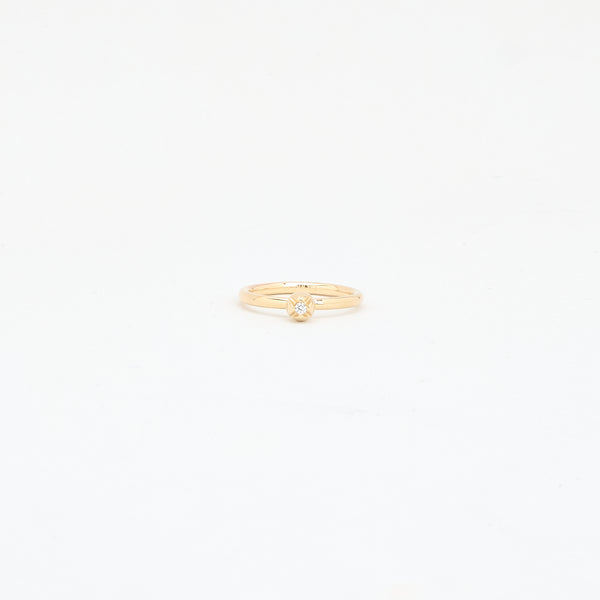 Blomster solitairering i 8K guld med en zirkonia, str 49