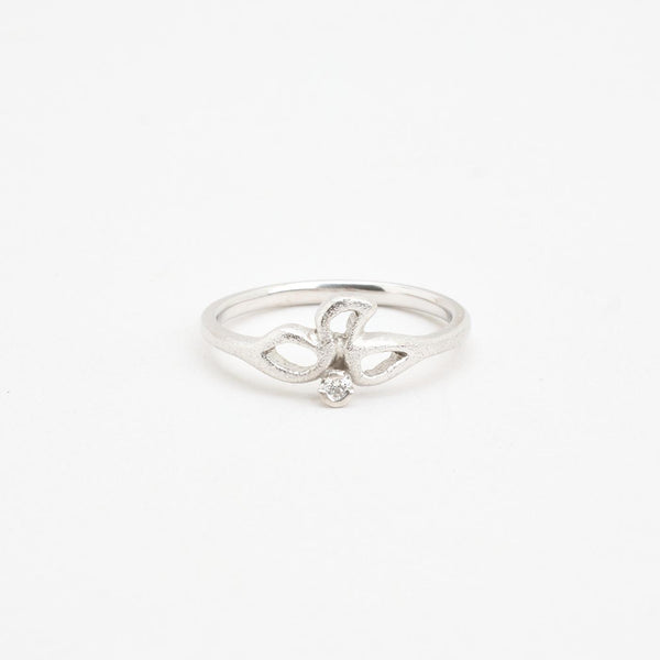 Matteret blomsterring i 14K hvidguld med en diamant (0,05 ct), str 63