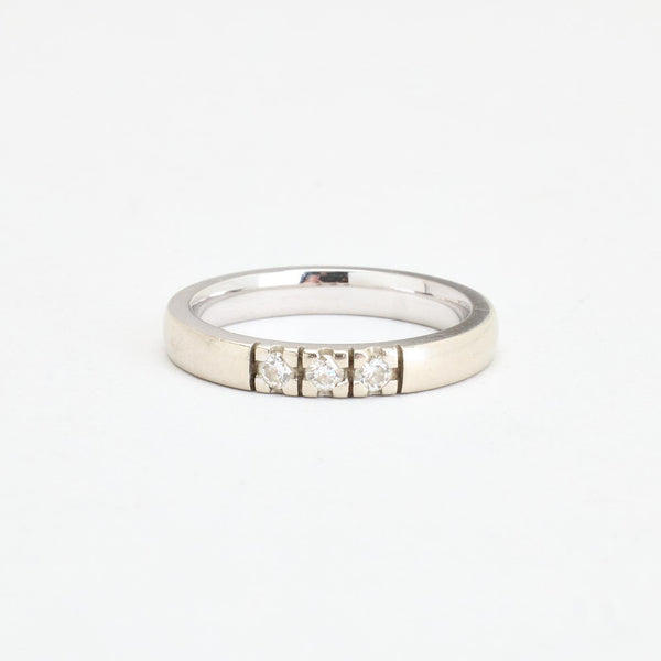 Alliancering i 14K hvidguld med 3 diamanter (0,22 ct), str 62