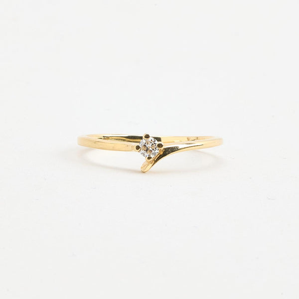 Moderne solitairering i 14K guld med en diamant (0,06 ct), str 51