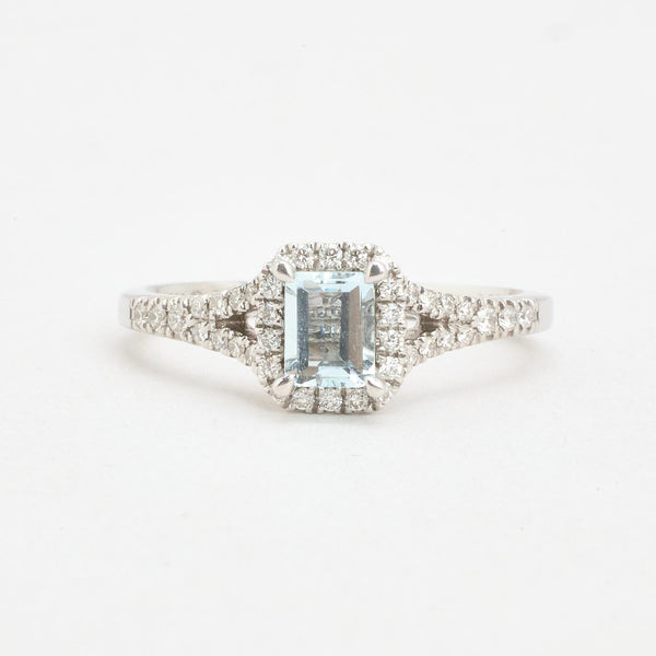 Haloring i 18K hvidguld med diamanter (0,43 ct) og en blå akvamarin, str 49