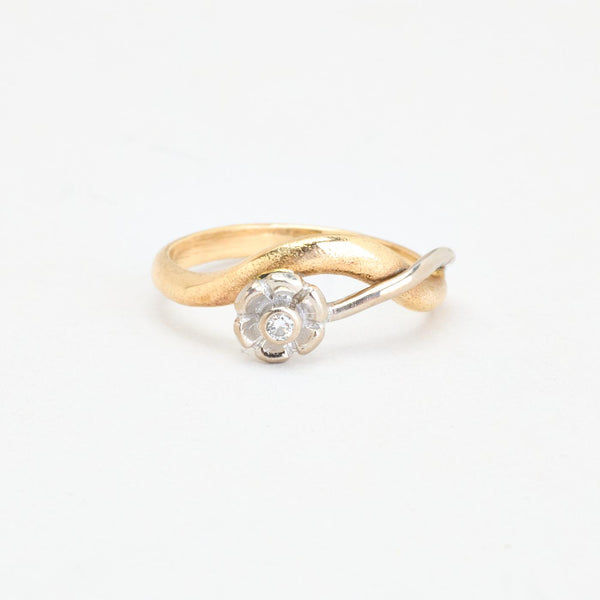 Crossover Blomsterring i 14K guld og hvidguld med en diamant (0,02 ct), str 54