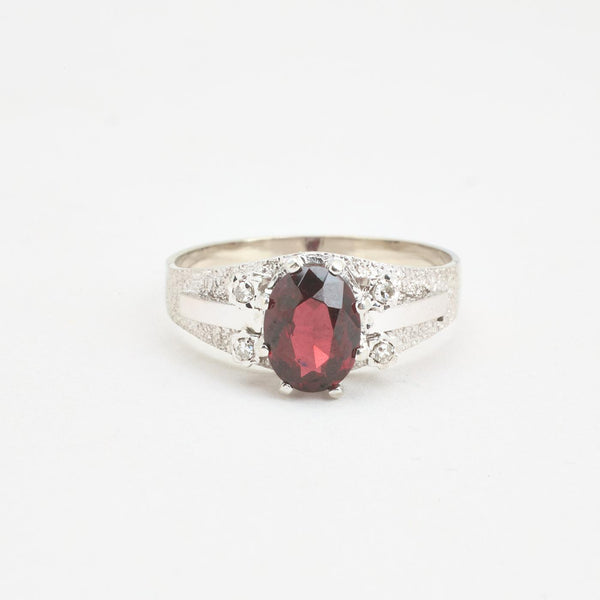 Moderne gypsyring i 18K hvidguld med en rød sten og diamanter (0,04 ct), str 58