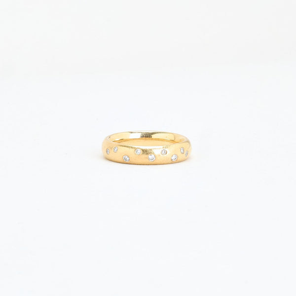 Klassisk vielsesring i 14K guld med stjernestøv af diamanter (0,10 ct), str 52