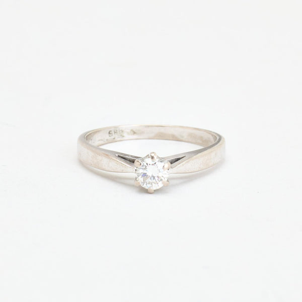 Klassisk solitairering i 14K hvidguld med en diamant (0,25 ct), str 57