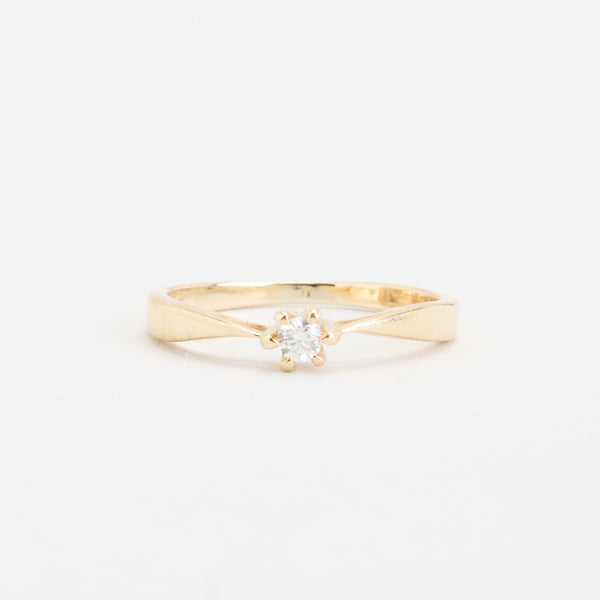 Klassisk solitairering i 14K guld med en diamant (0,10 ct), str 52