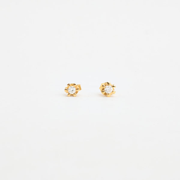 Klassisk solitaire øreringe i 14K guld med 2 diamanter (0,19 ct), 1,5 cm