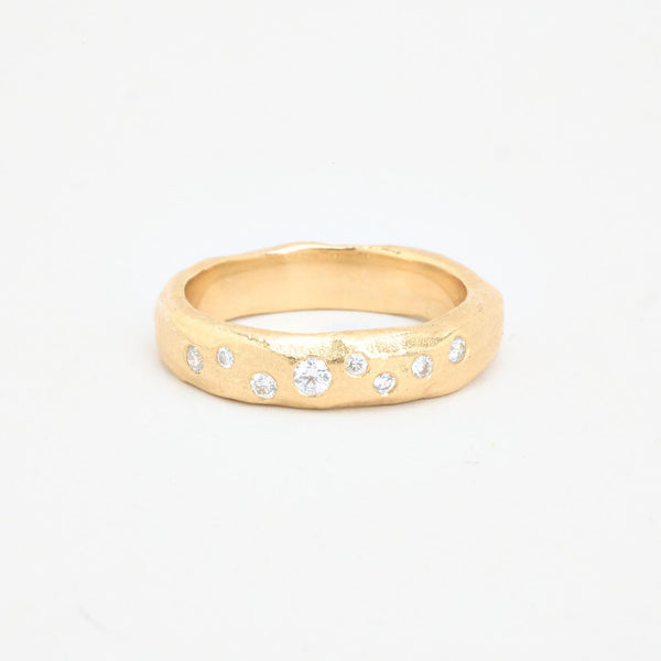 Bånd i 14K guld med 8 diamanter (0,10 ct), str 59
