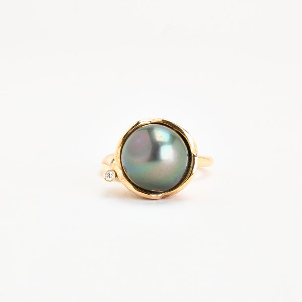 Organisk Perlering i 14K guld med en Tahiti perle og en diamant (0,02 ct), Str. 56