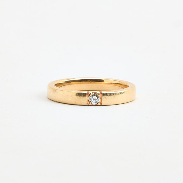 Alliancering i 14K guld med en diamant (0,05 ct), str 53