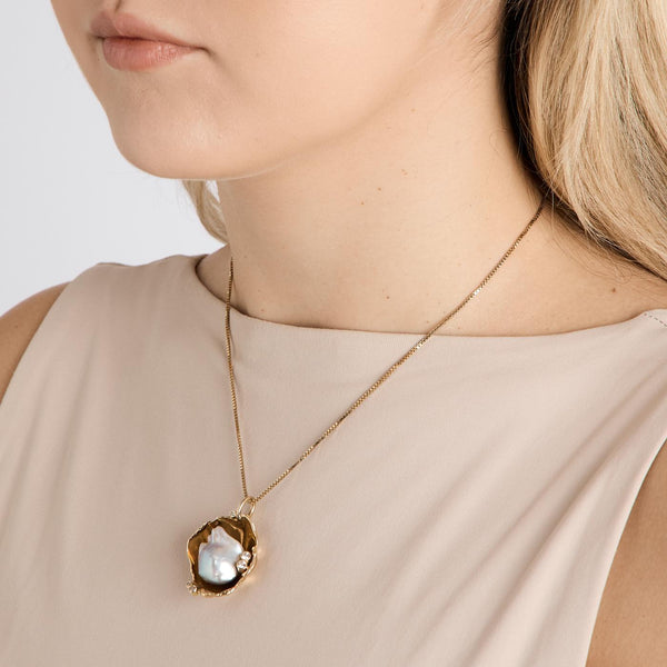 Vedhæng i 14K guld med perle og diamanter (0,21 ct), 4 cm