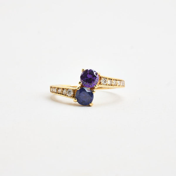 Toi et moi ring i 14K guld med 12 diamanter (0,08 ct) og lilla sten, str 54