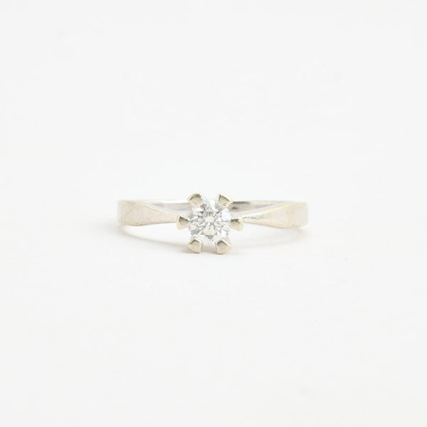 Solitairering i 14K hvidguld med en diamant (0.3 ct), str 54