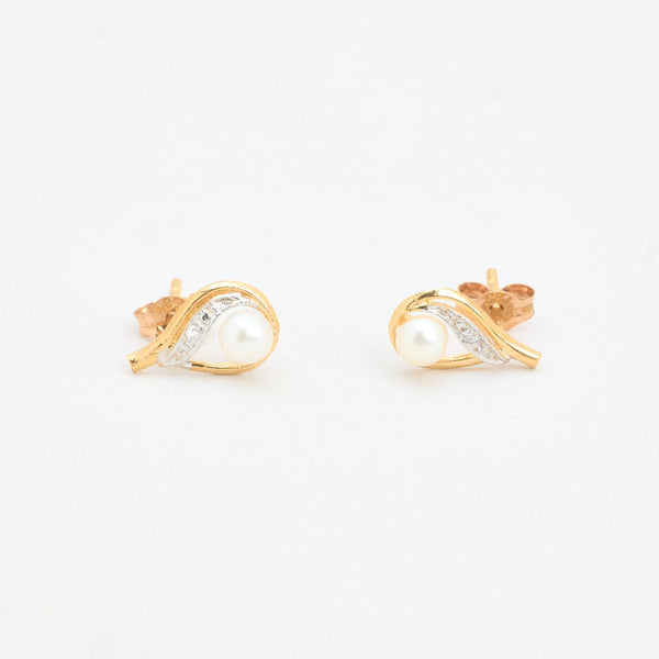 Dråbeformet perle øreringe i 18K guld og hvidguld med diamanter (0,01 ct), 0,9 cm