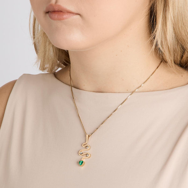 Slange vedhæng i 14K guld med diamanter (0,16 ct) og smaragd, 4 cm