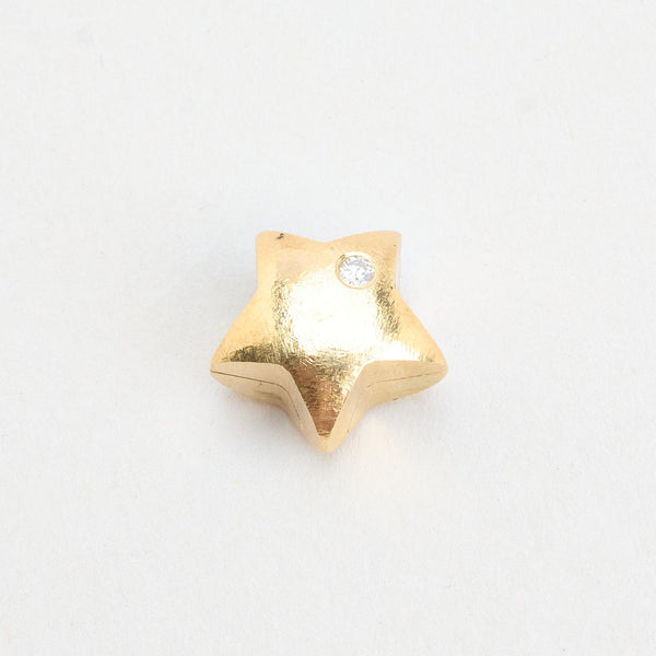 Stjerne charm fra Ole Lynggaard i 14K guld med en diamant (0,03 ct), 1 cm, 4,8 g