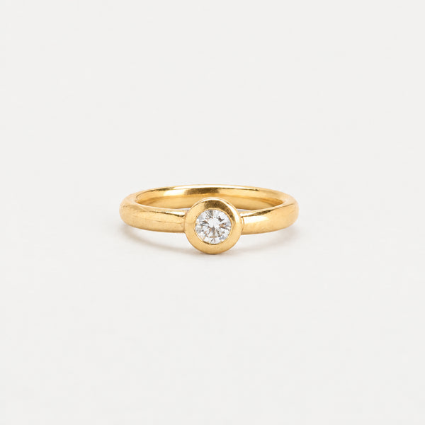 Solitairering i 18K guld med en diamant (0,24 ct), str 54