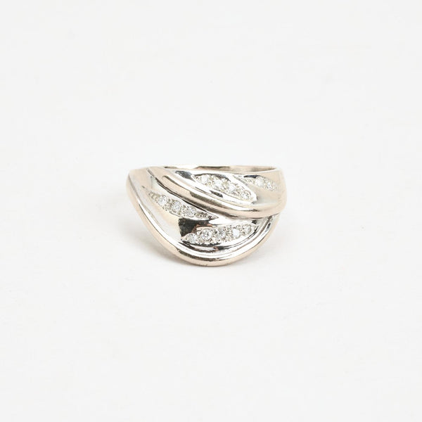 Crossoverring i 14K hvidguld med 14 diamanter (0,10 ct), str 62, 5,2 g
