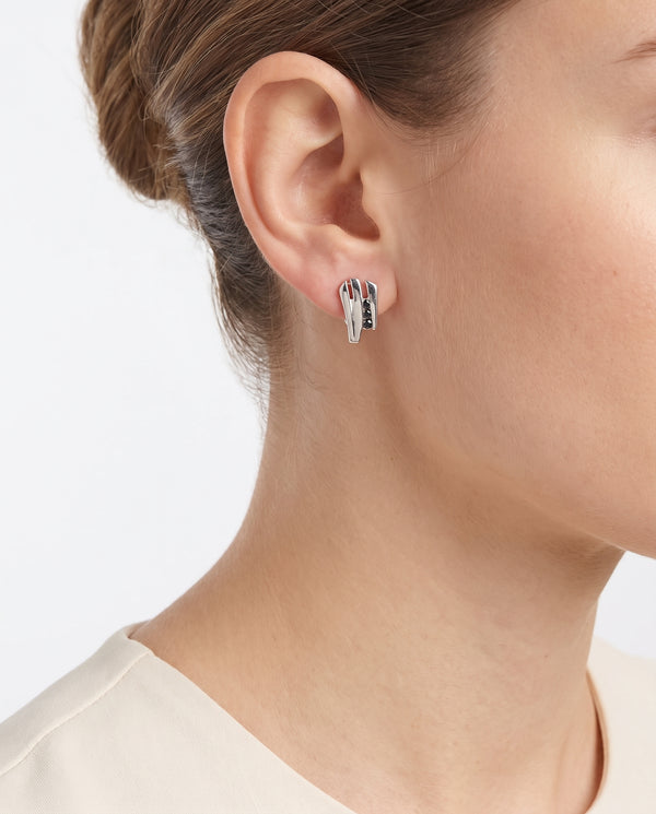 Geometrisk ørestikker i 8K hvidguld med sorte diamanter (0,06 ct), 1 cm