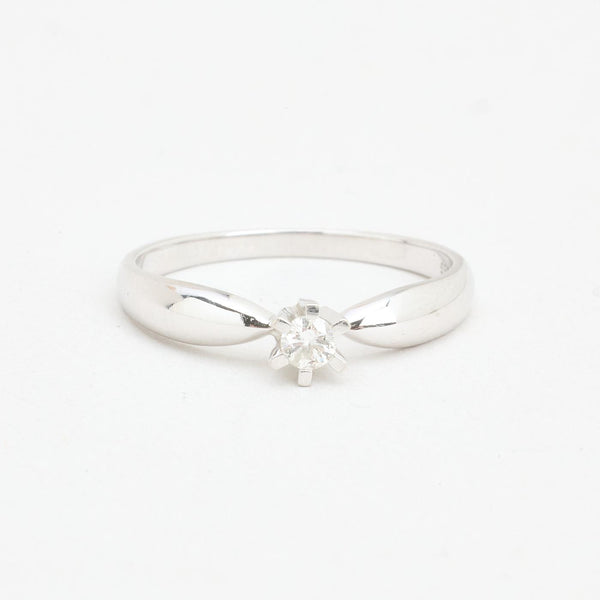 Klassisk solitairering i 14K hvidguld med en diamant (0,13 ct), str 56