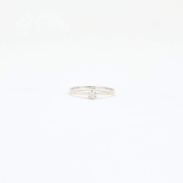 Klassisk solitairering i 14K hvidguld med en diamant (0,03 ct), str 55