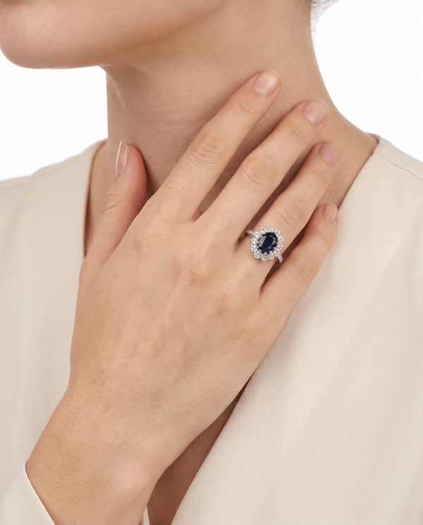 Rosetring i 14K hvidguld med en safir og diamanter (0,56 ct), str 54