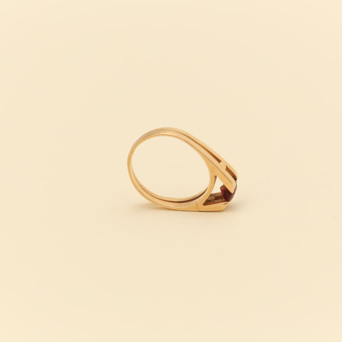 Statement ring i 14 karat med en rød granat, str. 57