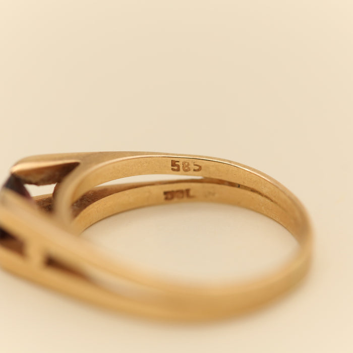 Statement ring i 14 karat med en rød granat, str. 57