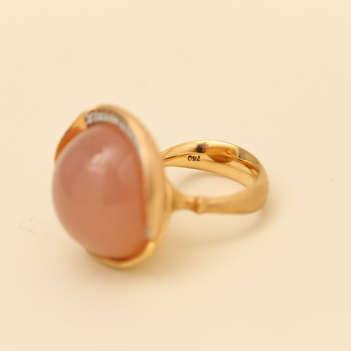 Ole Lynggaard Ring med diamant (0.15 ct) i 18 karat med en lyserød kalcedon, str. 54