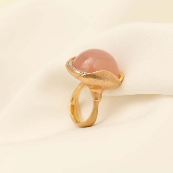 Ole Lynggaard Ring med diamant (0.15 ct) i 18 karat med en lyserød kalcedon, str. 54