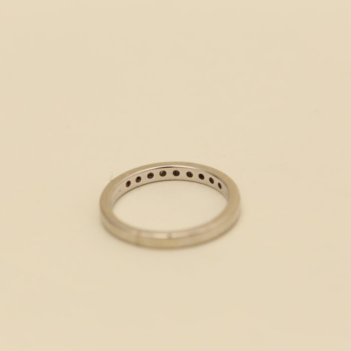 Alliancering med diamant (0.18 ct) i 18 karat str. 53