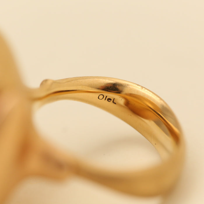 Ole Lynggaard Ring med diamant (0.15 ct) i 18 karat med en lyserød kalcedon, str. 54