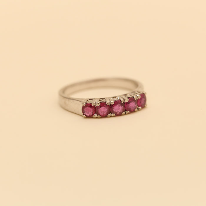 Ring i 14 karat med en rød rubin, str. 59